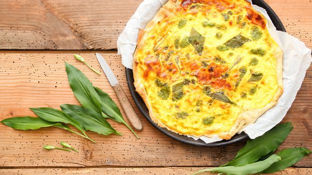Wildkräuter Quiche Bärlauch Tisch frisch