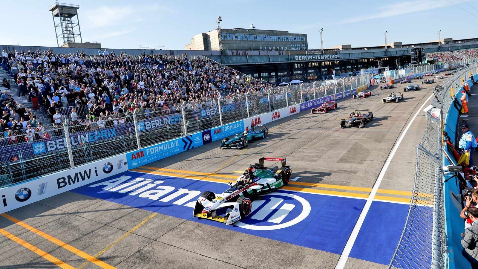 
                <strong>Der BMW I-Berlin E-Prix 2019</strong><br>
                Denn dann gehen auf demselben zuvor noch so ruhig daliegenden Gelände die Fahrer der Formel E an den Start - zum BMW i Berlin E-Prix 2019. Die Tribünen direkt am alten Flughafen-Gebäude bilden eine eindrucksvolle Kulisse für das Motorsport-Highlight!
              