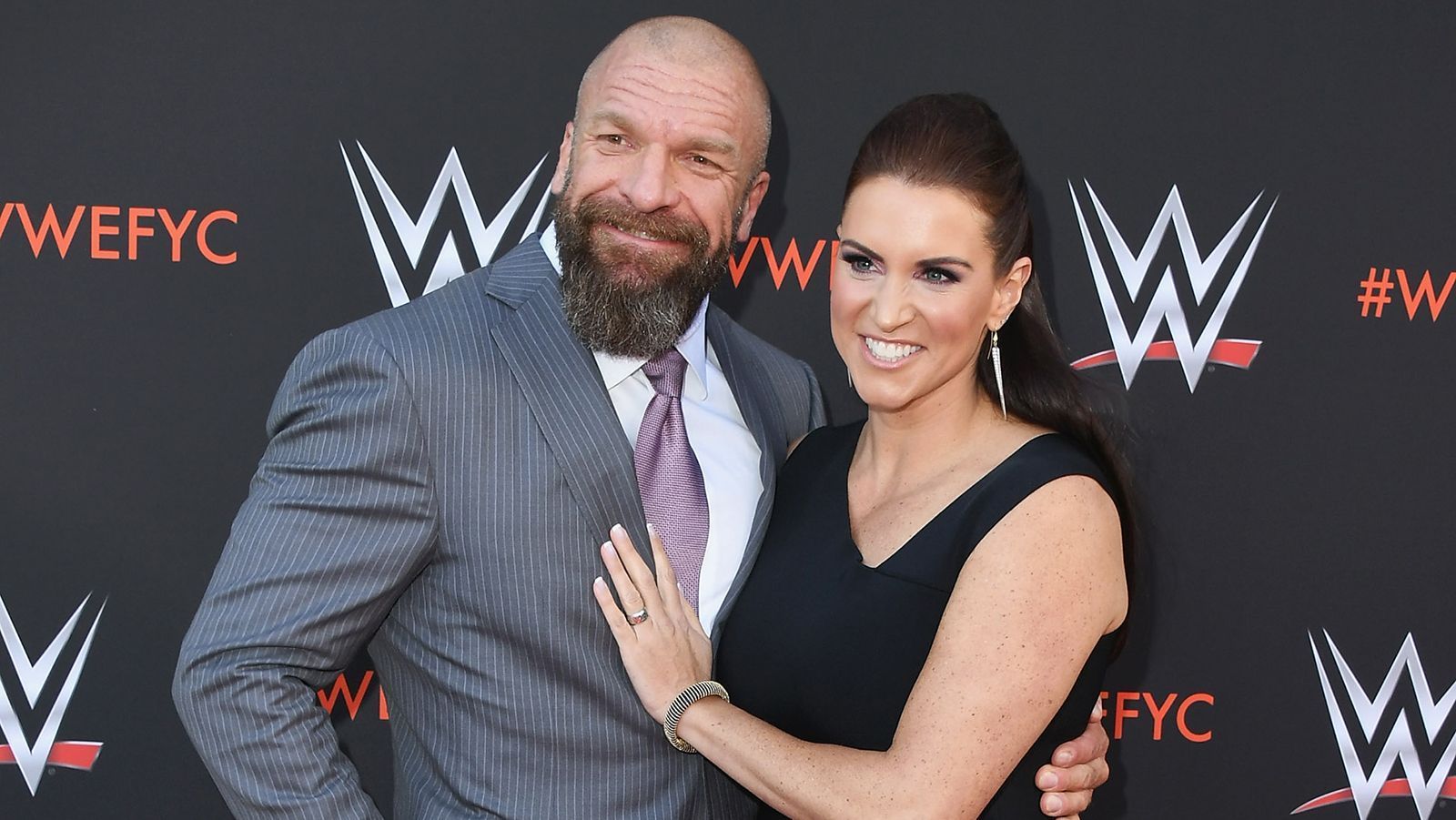 
                <strong>Die WWE-Chefs</strong><br>
                WWE-Boss Vince McMahon erhält laut Bleacher Report ein jährliches Salär von 1,4 Millionen US-Dollar. Tochter Stephanie und ihr Ehegatte Triple H (beide im Bild), die ebenfalls hohe Posten im Unternehmen einnehmen, bekommen jeweils 730.000 US-Dollar ausgezahlt. 20.000 mehr als im Jahr zuvor.
              