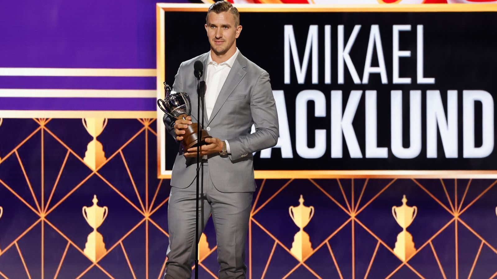 
                <strong>King Clancy Memorial Trophy (Leader auf und neben dem Eis)</strong><br>
                &#x2022; Mikael Backlund<br>&#x2022; Team: Calgary Flames<br>
              