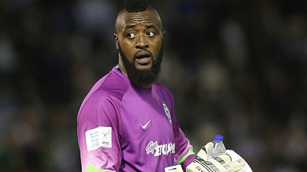 
                <strong>Charles Itandje (Rizespor)</strong><br>
                Noch ein Kameruner für die Süper Lig. Rizespor sichert sich die Dienste von Charles Itandje. Der Keeper der "Unbezähmbaren Löwen" und WM-Teilnehmer von 2014 kommt ablösefrei von PAOK Saloniki und unterschreibt für zwei Spielzeiten.
              