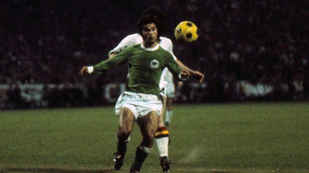 
                <strong>EM 1972</strong><br>
                EM 1972 - 2:1 gegen Belgien: Auf dem Weg zum EM-Titel räumte Deutschland im Halbfinale den Gastgeber in Antwerpen aus dem Weg. Zwei Treffer von Gerd Müller sorgten für klare Verhältnisse. Der Anschlusstreffer durch Odilon Polleunis sieben Minuten vor dem Ende war nur Ergebniskosmetik. Im Endspiel besiegte Deutschland dann die UdSSR mit 3:0. Müller war mit einem Doppelpack erneut der entscheidende Mann.
              