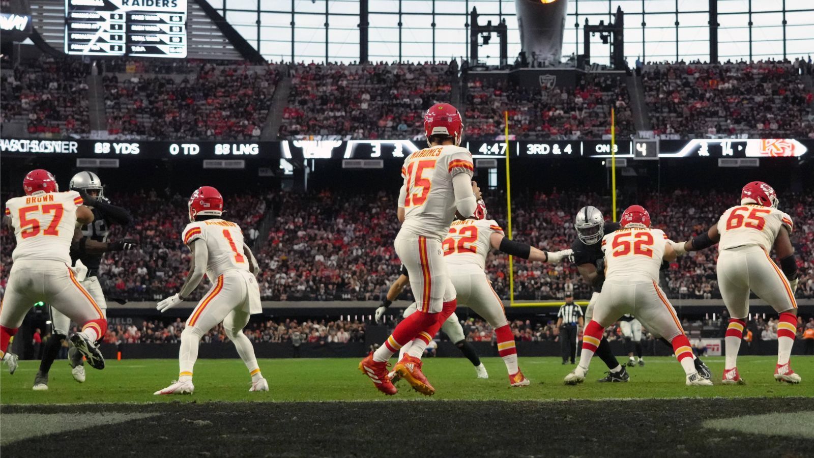 
                <strong>Platz 1: Kansas City Chiefs</strong><br>
                Bei diesem Team greifen alle Rädchen ineinander. Während es zu Saisonbeginn noch Zweifel daran gab, wie Patrick Mahomes den Abgang von Tyreek Hill verkraften würde, ist die Antwort auf diese Frage längst gefunden: problemlos. Die Chiefs spielten eine souveräne Saison und durften sich als Nummer-1-Seed der AFC am ersten Playoff-Wochenende ausruhen. Im Kampf um den Super Bowl dürften nur das Defensive Backfield und die Tatsache, dass es gegen die direkten Konkurrenten aus Buffalo und Cincinnati in der regulären Saison Pleiten setzte, Sorgen bereiten. Wie gut, dass mit den Jacksonville Jaguars und dem Interception-anfälligen Trevor Lawrence der machbarste aller Gegner wartet (Samstag, ab 22:30 Uhr live auf ProSieben und im Livestream).
              