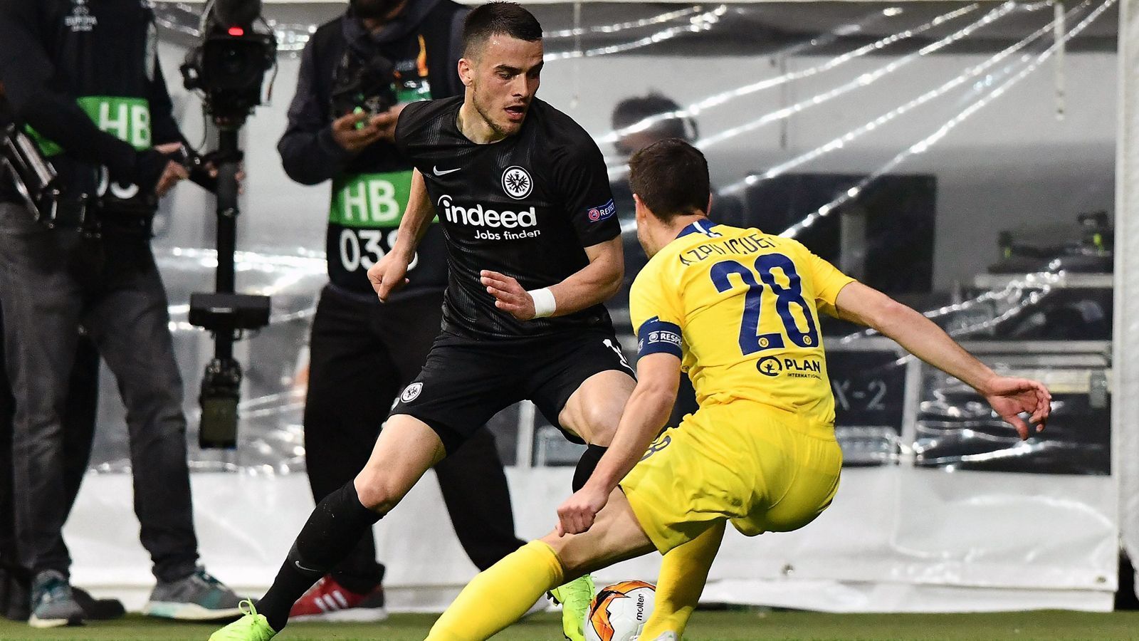 
                <strong>Filip Kostic</strong><br>
                Kurbelt das furchtlose und fantasievolle Frankfurter Spiel immer wieder an, gute Pässe, gute Flanken. Wie zum 1:0 dufch Jovic, punktgenau auf den Kopf. Lässt in der zweiten Hälfte stark nach, kann kaum noch für Entlastung sorgen. ran-Note: 4
              