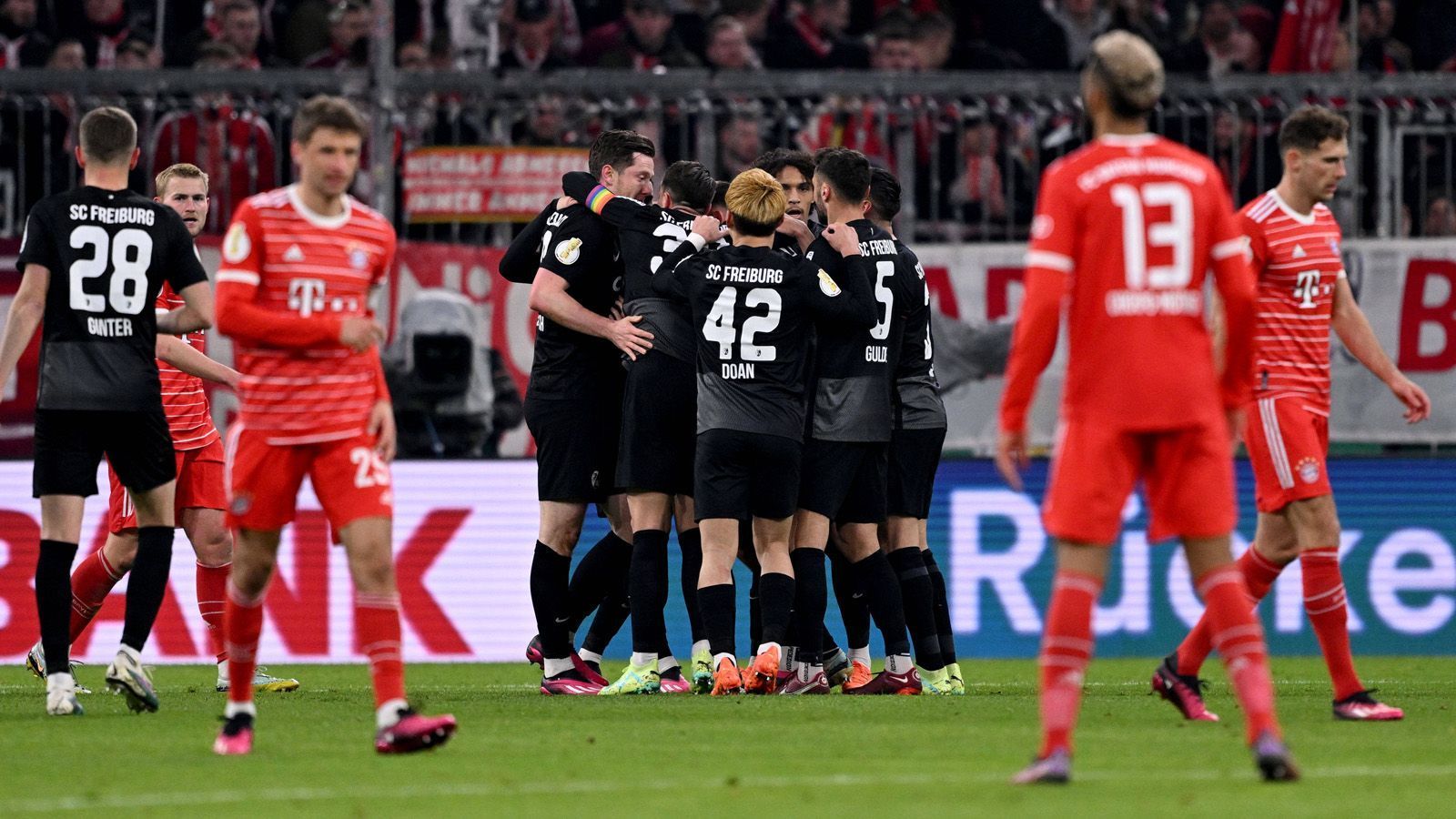
                <strong>Ein weiteres Pokal-Aus: Bayern scheitert am SC Freiburg</strong><br>
                Rekord-Pokalsieger FC Bayern ist zum dritten Mal in Folge vorzeitig ausgeschieden. Im Viertelfinale kassierten die Münchner gegen Vorjahres-Finalist SC Freiburg im zweiten Spiel von Thoma Tuchel in letzter Minute eine 1:2-Heimpleite. Der FCB in der Einzelkritik.
              