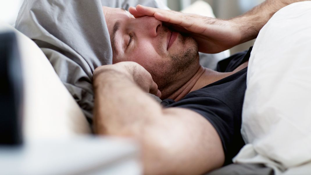 Müde und platt - Long-Covid-Patient:innen sind oftmals völlig antriebslos und dauererschöpft. Die Ursache dafür wird jetzt den Mitochondrien zugeschrieben. (Symbolbild)