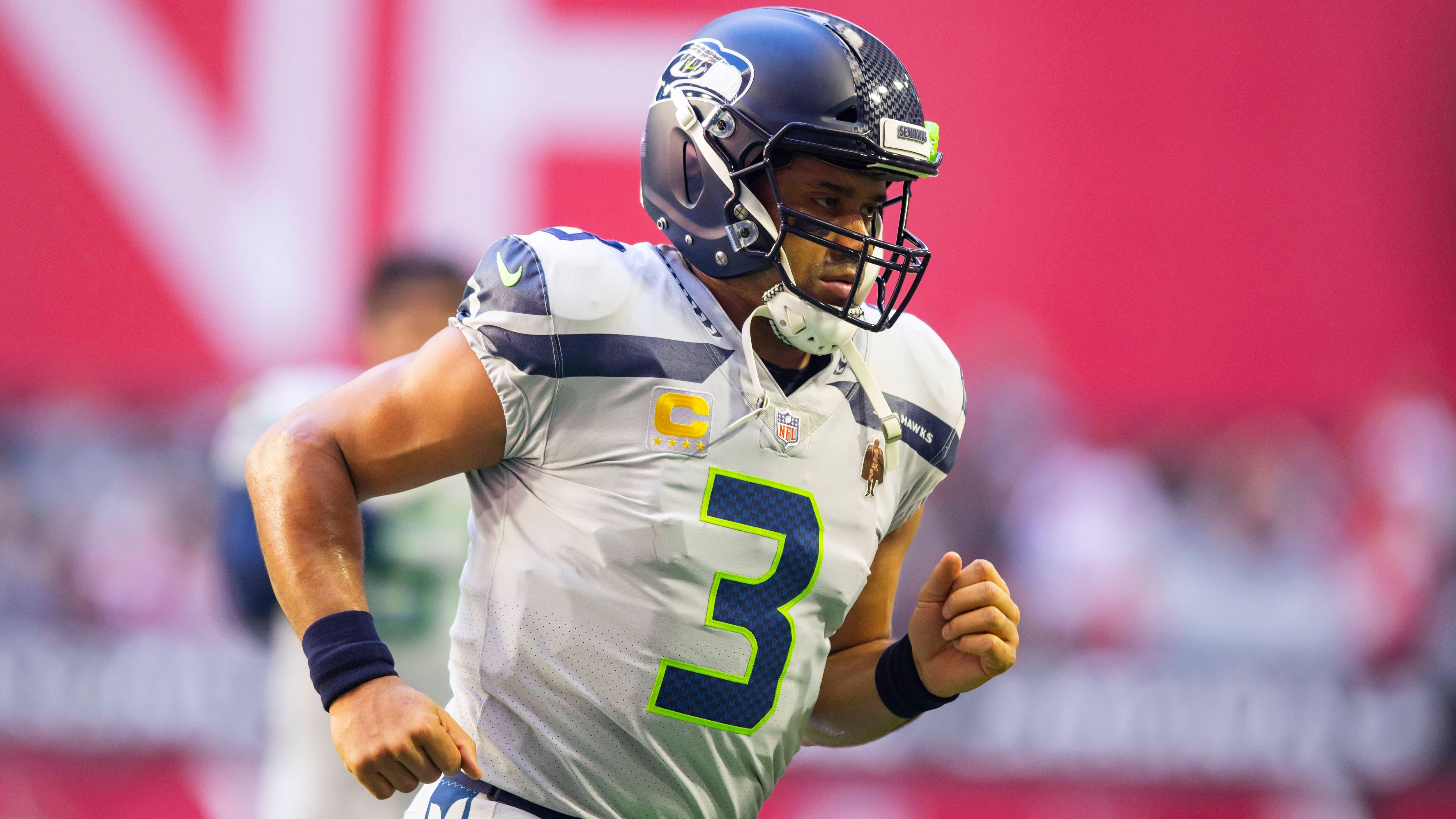 <strong>Russell Wilson (Seattle Seahawks) - 26 Millionen US-Dollar</strong><br>Die Seattle Seahawks reduzierten ihre Gehaltsliste für 2022 um elf Millionen Dollar, indem sie Russell Wilson an die Denver Broncos tradeten. Dennoch mussten sie einen Dead Cap Hit von 26 Millionen US-Dollar hinnehmen. Die Belastung resultiert aus einem Vierjahresvertrag über 140 Millionen US-Dollar, der damals das höchste durchschnittliche Jahresgehalt für einen NFL-Spieler beinhaltete.