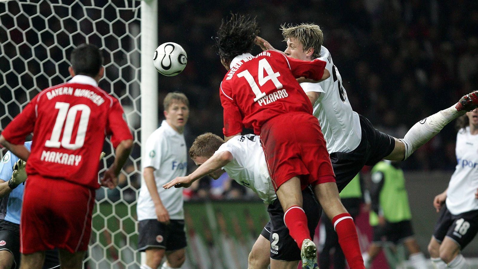 
                <strong>FCB-SGE-2006-DFB-Pokal</strong><br>
                DFB-Pokal, 2005/06: Bayern München - Eintracht Frankfurt 1:0 - Bayern holt den PottDiesmal saß Felix Magath auf der Bayern-Bank. Seit zwei Jahren coachte er die Münchener national von Erfolg zu Erfolg. Im Finale des DFB-Pokals war der Titelverteidiger gegen die Eintracht, die die Saison auf Platz 14 abgeschlossen hatte, haushoher Favorit. Doch Friedhelm Funkel hatte seine Mannschaft gut auf die Bayern eingestellt und die Partie bis zum Abpfiff spannend gehalten. Das Tor des Tages gelang Claudio Pizarro (Bild) nach 59 Minuten. Die Bayern hatte ihren Doublegewinn des Vorjahres wiederholt. Das war vorher noch keinem Team gelungen.
              