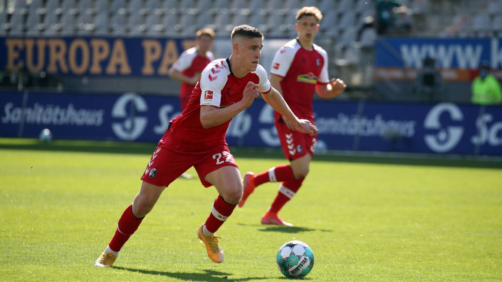 
                <strong>Platz 15 (geteilt): Roland Sallai (SC Freiburg)</strong><br>
                Neben Vincenzo Grifo war vor allem Roland Sallai einer der Garanten für eine ruhige Saison des SC Freiburg, nicht einen Spieltag lang mussten sich die Breisgauer mit dem Abstieg beschäftigen. Sallai gelangen in 28 Bundesliga-Spielen 14 Scorerpunkte (acht Treffer, sechs Assists). So steigerte er seinen Wert von neun auf 13 Millionen Euro, verbuchte also ein Plus von vier Millionen.
              