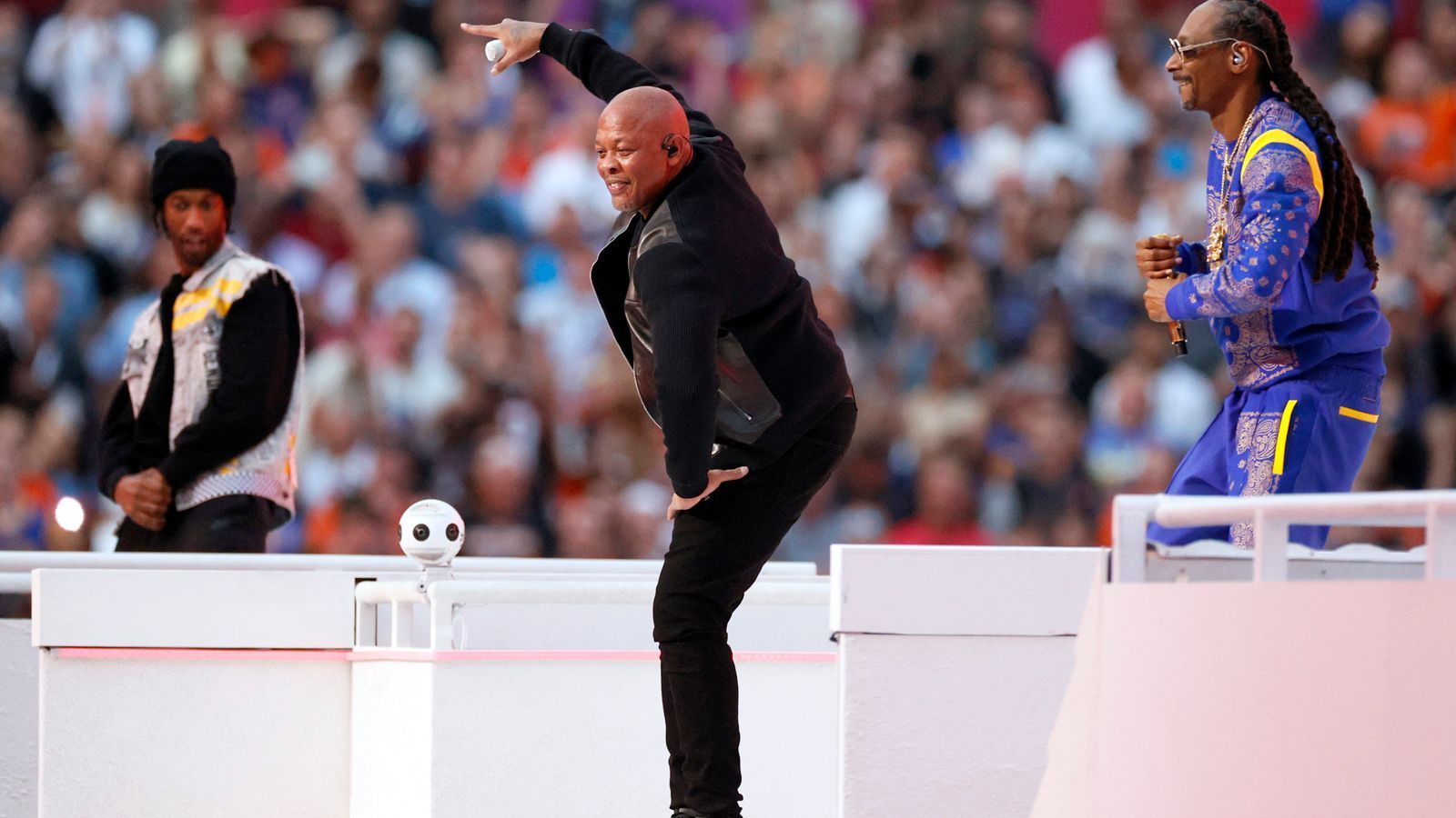 
                <strong>Dr. Dre</strong><br>
                Schon zu Beginn der Halftime-Show hatte Dr. Dre seinen Auftritt, er performte ...
              