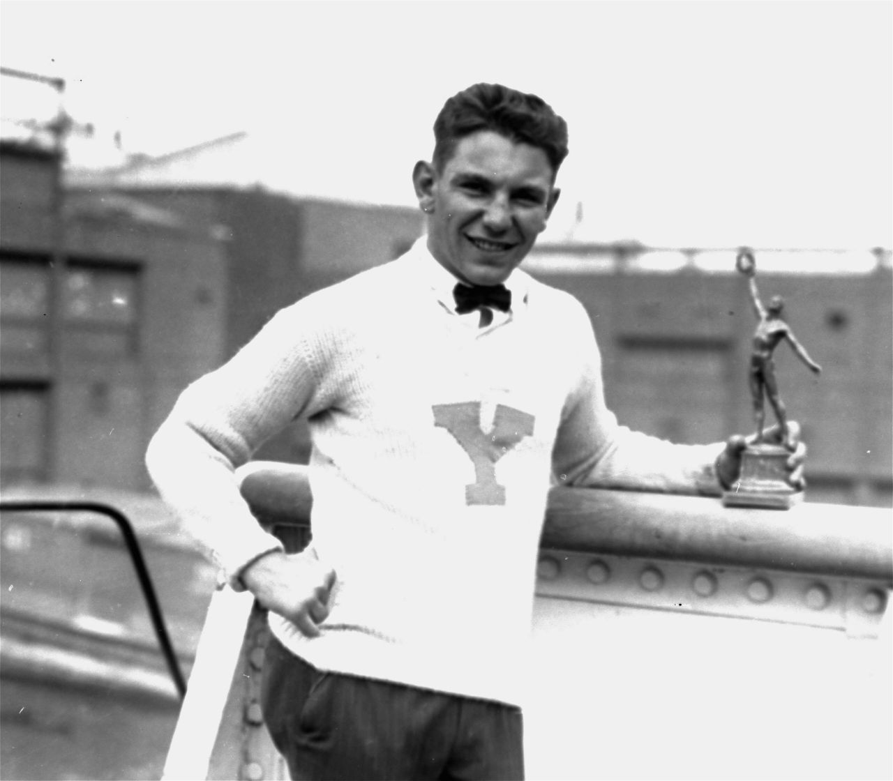 Gold im Sommer und Winter: Verschiedene Athletinnen und Athleten nahmen im Laufe der Jahre sowohl an Winter- als auch an Sommerspielen teil und gewannen jeweils in einer anderen Disziplin eine Goldmedaille. Dem US-Amerikaner Edward Eagan gelang das zuerst. Er gewann 1920 in Antwerpen Gold im Boxen und 1932 in Lake Placid im Viererbob.