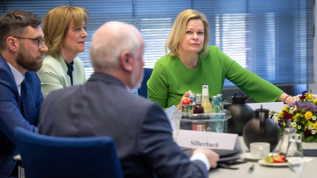 Nancy Faeser, Bundesinnenministerin, und Karin Welge, Präsidentin der Vereinigung der kommunalen Arbeitgeberverbände, sitzen beim Auftakt der 4. Runde der Tarifverhandlungen für den öffentlichen Dienst von Bund und Kommunen am Verhandlungstisch. 