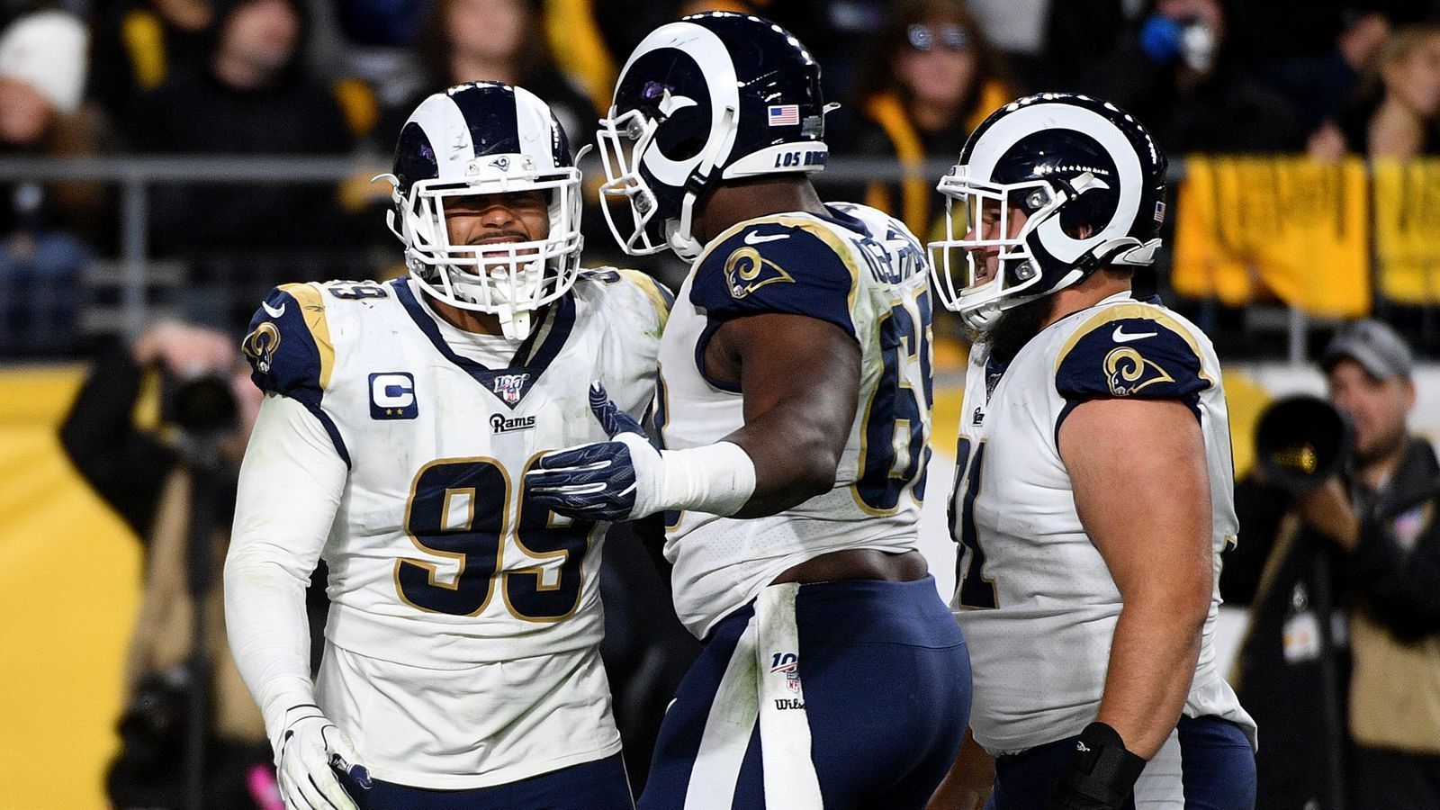 
                <strong>Platz 11: Los Angeles Rams - 331 zugelassene Yards pro Spiel</strong><br>
                Gegnerische Running Backs dürften an der Rams Defensive verzweifeln. Gegen die Abwehrreihen des Super-Bowl-Verlierers erlaufen sie lediglich 90,9 Yards im Schnitt. Aber: bei Defensive Tackle Aaron Donald läuft es noch nicht so rund. Der amtierende Defensive Player of the Year ist mit bisher erst 6 Sacks in 9 Spielen hinter den Erwartungen und dem Schnitt der Vorsaison 20,5 in 16 zurück.Turnover: 14 - Interceptions: 6 / Fumbles: 8  Sacks: 26zugelassene Punkte pro Spiel: 21,2
              