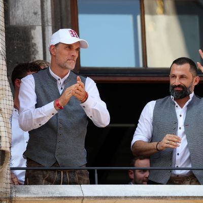 Bayern-Coach Tuchel und der entlassene Sportvorstand Salihamidzic auf dem Münchner Rathausbalkon. 