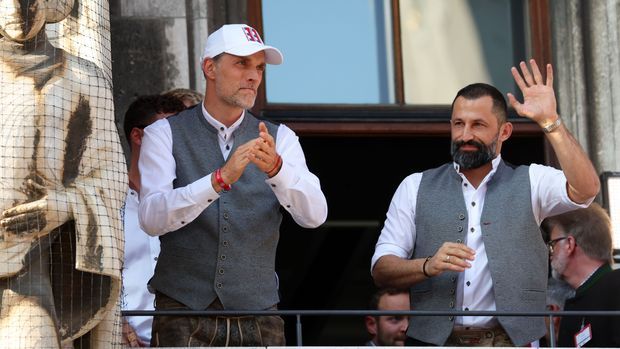 Bayern-Coach Tuchel und der entlassene Sportvorstand Salihamidzic auf dem Münchner Rathausbalkon. 