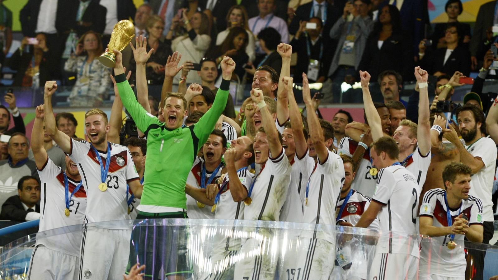 
                <strong>15. Juli - WM-Finale</strong><br>
                Das große Ziel ist natürlich das Erreichen des WM-Finals. Dieses findet am 15. Juli um 17 Uhr deutscher Zeit im Moskauer Luzhniki-Stadion statt. Ob Manuel Neuer dann erneut den Pokal in die Höhe recken darf?
              