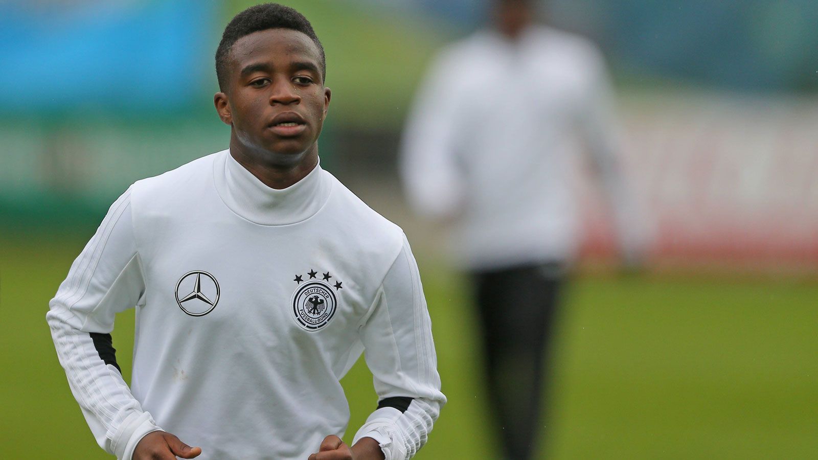 
                <strong>Moukoko winkt der nächste Rekord</strong><br>
                Das deutsche Top-Talent Youssoufa Moukoko könnte mit einem Einsatz bei der U21-Europameisterschaft (live auf ProSieben, ProSieben MAXX und ran.de) die nächste Bestmarke aufstellen. Sollte Trainer Stefan Kuntz den 16-Jährigen auf den Rasen schicken, wäre er der jüngste Spieler aller Zeiten bei einer U21-EM. ran.de hat die bisherige Top 10 in der Galerie zusammengefasst.
              