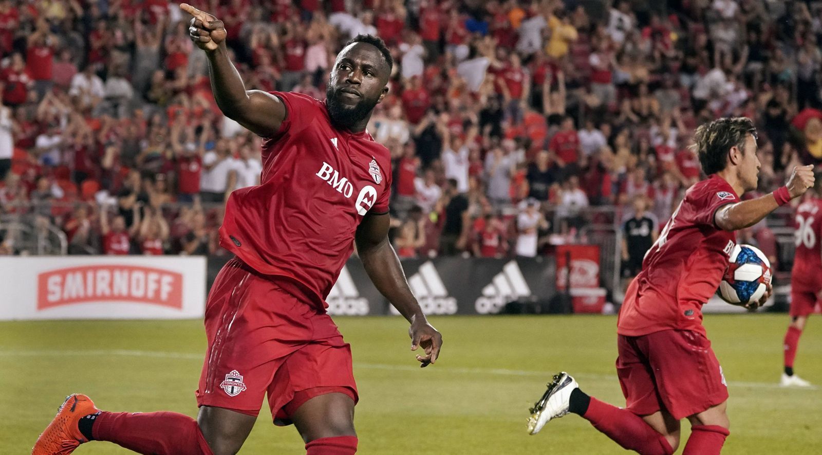 
                <strong>Toronto FC (Eastern Conference)</strong><br>
                Der kanadische MLS-Klub Toronto FC wurde 2017 Meister und nimmt nun den nächsten Anlauf in Richtung Titel. Torjäger Jozy Altidore, früher auch in Europa aktiv, schoss Toronto mit elf Toren in der Regular Season auf Platz 4 der Eastern Conference. Besonders der Endspurt von Toronto im Grunddurchgang war beeindruckend, denn die Kanadier blieben zehn Spiele in Folge ungeschlagen und gehen damit voller Selbstvertrauen in das erste Playoff-Duell gegen ...
              