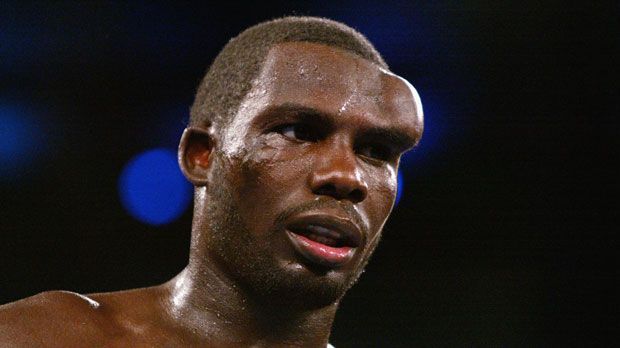 
                <strong>Evander Holyfield vs. Hasim Rahman (2002)</strong><br>
                Evander Holyfield vs. Hasim Rahman (2002): Holyfield und Rahman bestritten einen Ausscheidungskampf um die WBA-Krone. Ein unabsichtlicher Kopfstoß von Holyfield verursachte Rahman eine derartig schlimme Schwellung über dem linken Auge, dass der Kampf abgebrochen wurde. Da Holyfield zu diesem Zeitpunkt auf zwei von drei Punktezetteln vorne lag, wurde er zum Sieger erklärt.
              