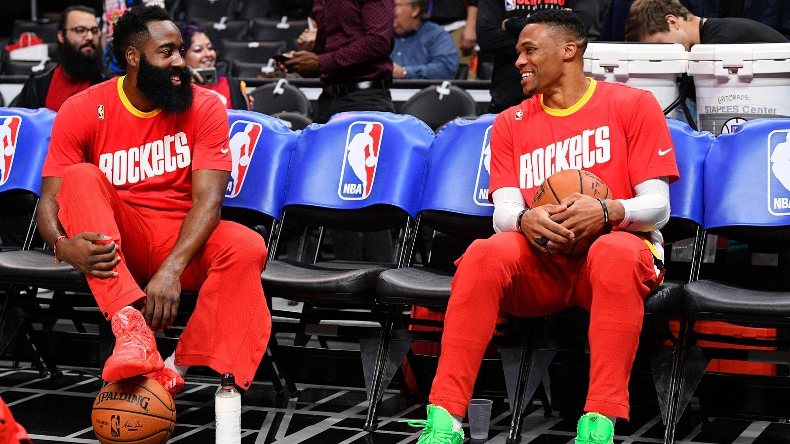 
                <strong>Westen: Houston Rockets</strong><br>
                Die Houston Rockets haben in Superstar James Harden (Foto, links) die Punkt-Maschine schlechthin. Pro Spiel erzielt er im Schnitt 34,4 Punkte, hat zudem in der laufenden Spielzeit insgesamt 271 Dreier verwandelt – beides sind Liga-Bestwerte. Um die Mannschaft breiter aufzustellen, haben sich die Rockets im vergangenen Jahr mit Russell Westbrook (kürzlich positiv auf Corona getestet, mittlerweile genesen) namhaft verstärkt.
              
