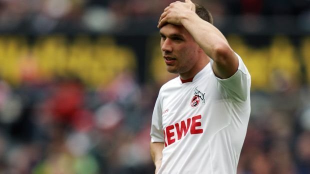 
                <strong>Lukas Podolski (1. FC Köln)</strong><br>
                Angriff - Lukas Podolski (1. FC Köln): Kaum ein Spieler wird so mit seiner Heimatstadt in Verbindung gebracht, wie der deutsche Weltmeister. Als sich das einstige Talent nach seinem Wechsel nach München nicht durchsetzen konnte, feierte die Kölner Fans seine Heimkehr wie den Messias. Obwohl er die Erwartungen in Köln erneut erfüllen konnte, stiegen die Domstädter 2012 ab - und Podolski wechselte zum FC Arsenal.
              