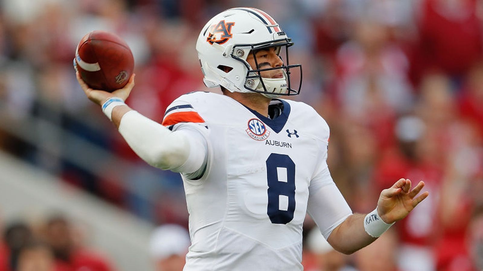 
                <strong>Jarrett Stidham (Auburn) </strong><br>
                In der Saison 2017 galt Jarrett Stidham noch als einer der vielversprechendsten Quarterbacks im College-Football. Er glänzte mit einer herausragenden Wurfgenauigkeit, war sehr mobil und fand gefühlt immer die richtige Lösung. Der Hype um seine Person war groß. 2018 konnte er allerdings nicht ganz an diese Form anknüpfen, verlor seine Souveränität und neigte zu einfachen Fehlern. Er brachte 60,7 Prozent seiner Pässe an den Mann, warf 18 Touchdown-Pässe und 5 Interceptions. Es ist also schwer einzuschätzen, wie gut der 1,91 Meter große Passgeber in der NFL funktionieren wird.    
              