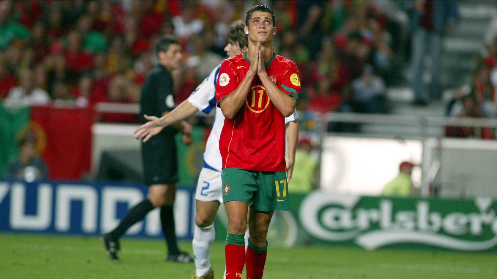 
                <strong>Tränen bei EM im eigenen Land</strong><br>
                Und auch in der Nationalmannschaft sammelt Ronaldo neue Erfahrungen. Zu Beginn seiner Karriere steht 2004 die EM im eigenen Land an. Portugal schafft es bis ins Finale, muss sich dann jedoch den Griechen geschlagen geben.
              