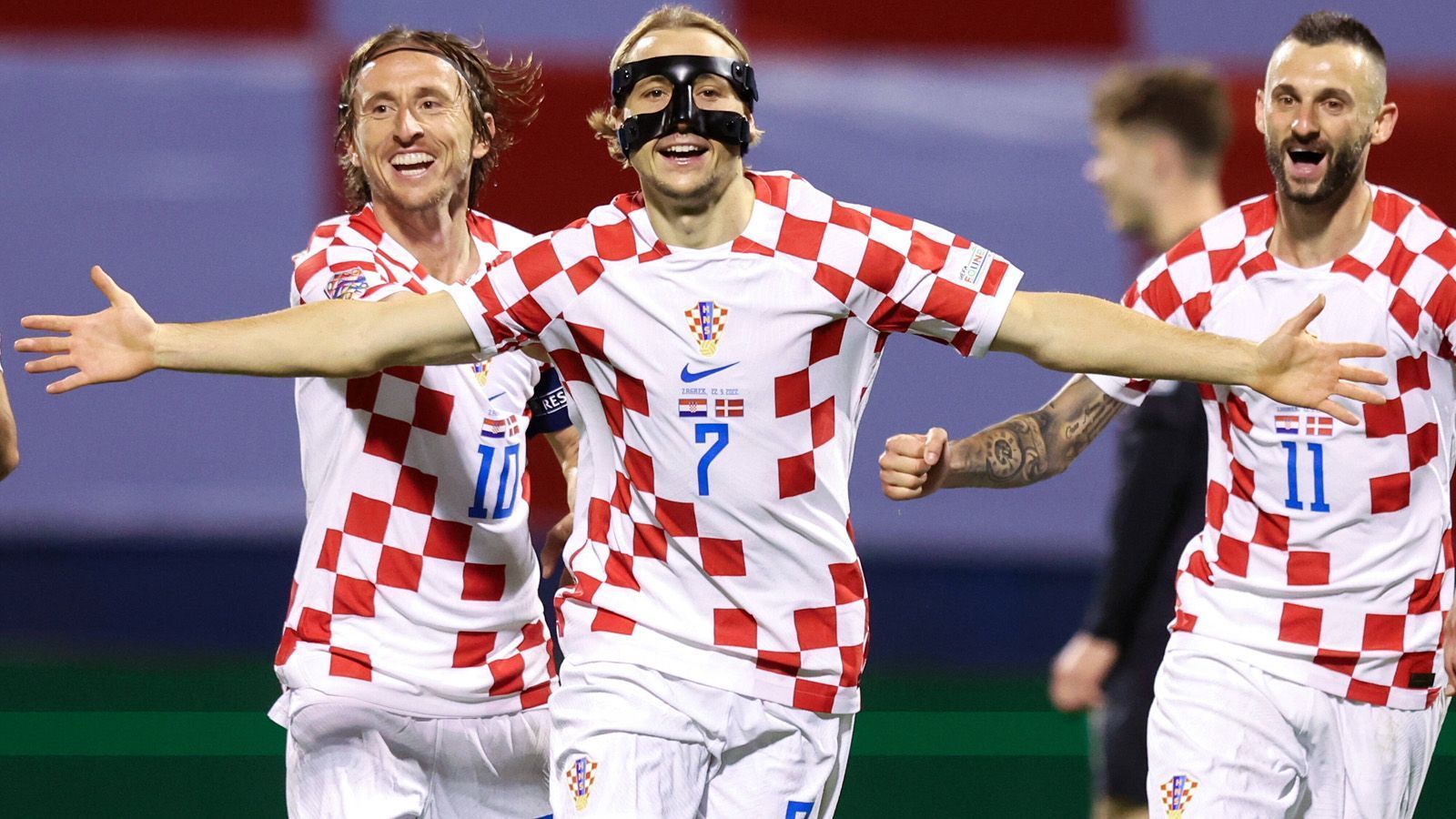 
                <strong>Platz 28: Kroatien</strong><br>
                Der Vizeweltmeister bekleckert sich optisch alles andere als mit Ruhm. Ein Trikot nach dem Motto "Ist noch nicht ganz fertig, aber passt schon." Es ist wie Kroatien bei der WM vor vier Jahren: unvollendet.
              
