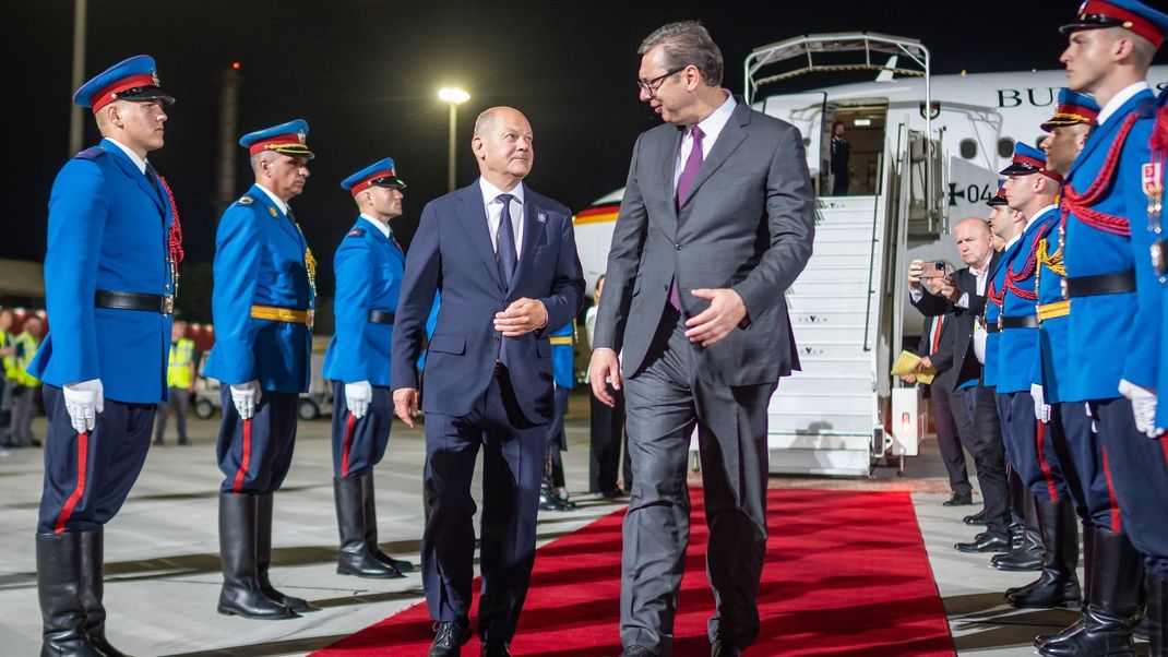 Serbien, Belgrad: Bundeskanzler Olaf Scholz (SPD), wird von Aleksandar Vucic, Präsident von Serbien, am Flughafen in Belgrad begrüßt.