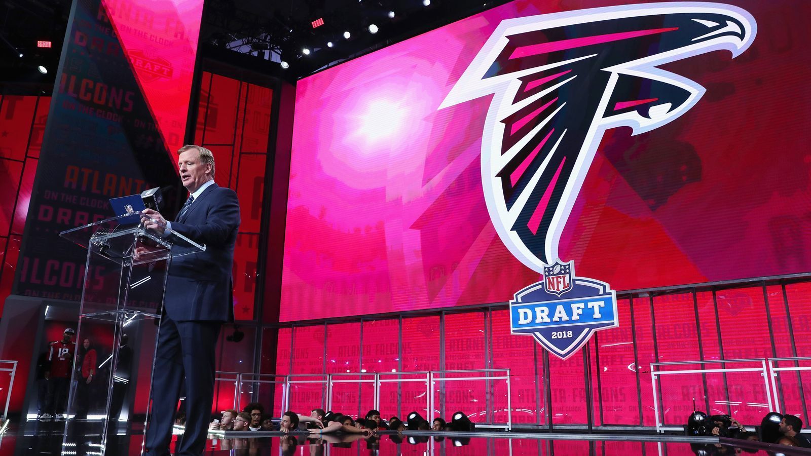 
                <strong>Atlanta Falcons</strong><br>
                1. Runde, Pick 16: CB A.J. Terrell2. Runde, Pick 47: DT Marlon Davidson3. Runde, Pick 78: C Matt Hennessy4. Runde, Pick 119: LB Mykal Walker4. Runde, Pick 134: S Jaylinn Hawkins7. Runde, Pick 228: P Sterling Hofrichter
              