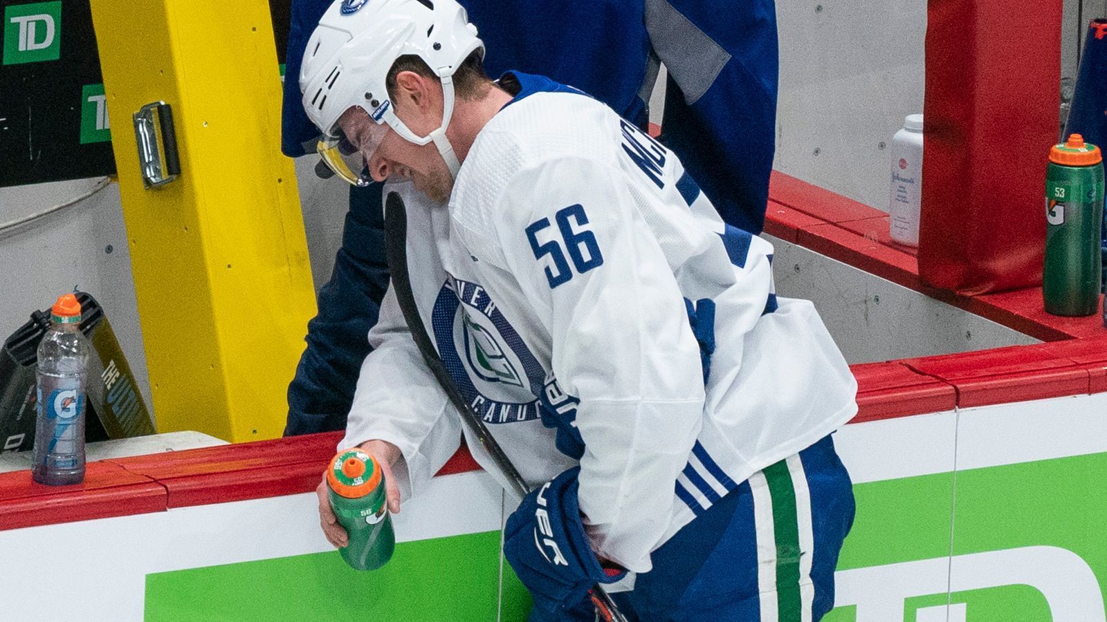 
                <strong>Vancouver Canucks: Marc Michaelis</strong><br>
                Bei den jungen Canucks geht der Mannheimer in seine erste NHL-Saison. Allerdings kämpft der Center um einen Kaderplatz hinter den Starspielern Elias Petterson und Bo Horvat. Wie Bergmann könnte er auch über den Umweg Farmteam in Utica und das Taxi Squad zu Einsätzen kommen. Immerhin machte er im Camp "konstant auf sich aufmerksam", wie Coach Travis Green bemerkte. Die Canucks sind ein aufstrebendes Team, das als heißer Playoff-Kandidat in der rein kanadischen North Division gilt.
              