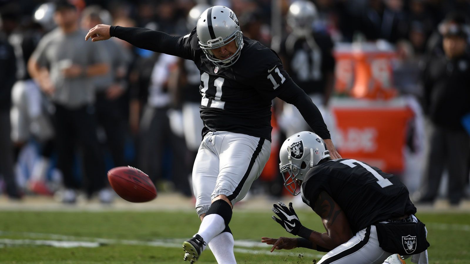 
                <strong>Sebastian Janikowski</strong><br>
                Sebastian Janikowski war in diesem Jahr Kicker bei den Seattle Seahawks. In seinen 17 Spielzeiten davor schoss er das Ei für die Oakland Raiders aus jeder Position und Entfernung durch die gelben Stangen. Da er aus Polen stammt und in Walbrzych aufwuchs, ist sein Spitzname folgerichtig: "The Polish Cannon".
              