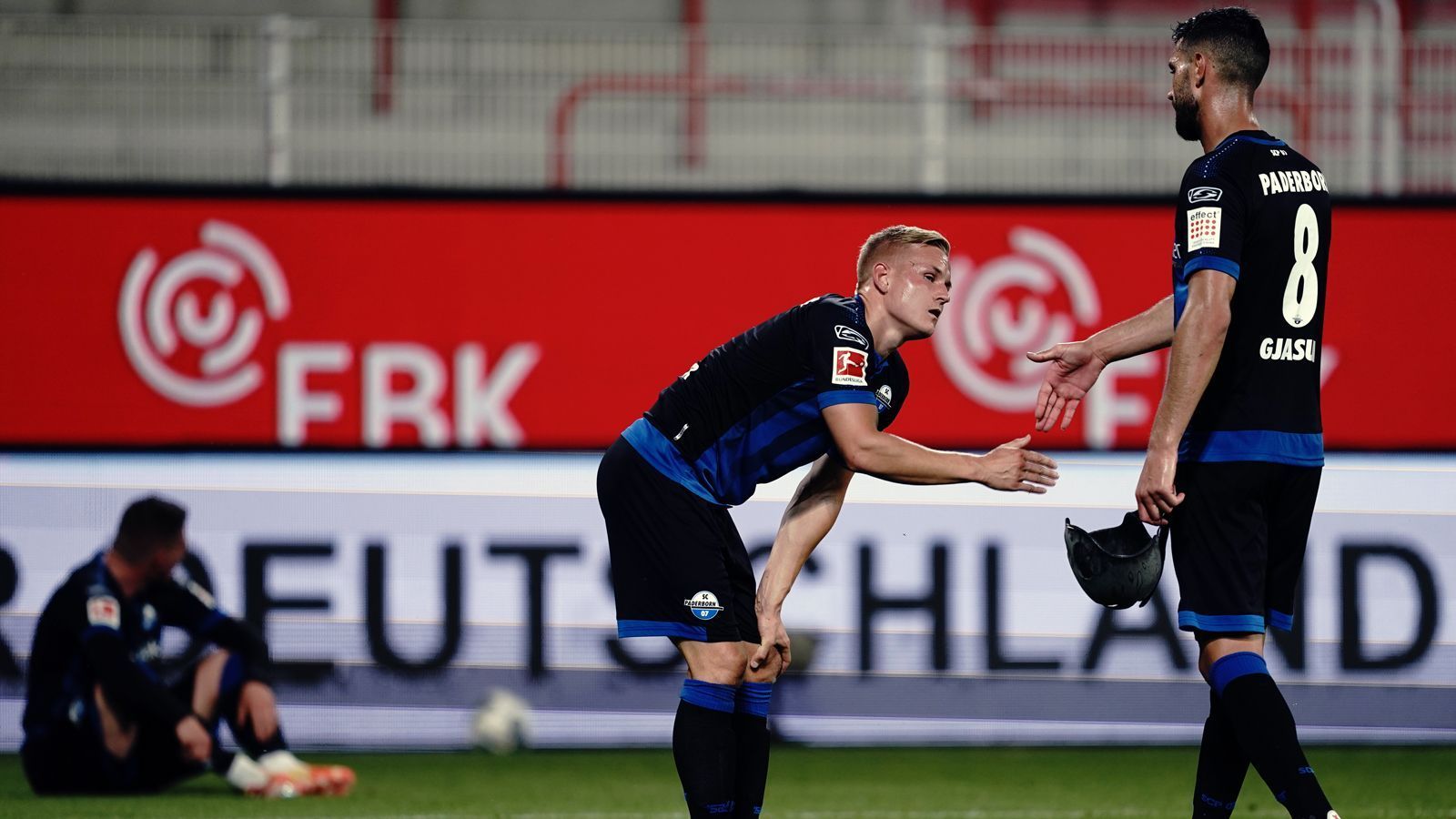 
                <strong>SC Paderborn (Bundesliga/Deutschland)</strong><br>
                Für Aufsteiger SC Paderborn war die Bundesliga nur ein einjähriges Intermezzo. Der Abstieg der Ostwestfalen wurde durch eine 0:1-Pleite am 32. Spieltag bei Mitaufsteiger Union Berlin besiegelt. Zumindest Routinier Gjasula konnte sich in den Bundesliga-Geschichtsbüchern verewigen, wenn auch in einer eher unrühmlichen Kategorie: Der 30-Jährige sah in der Saison 2019/20 insgesamt 17 Gelbe Karten und stellte damit eine neue Höchstmarke in der Bundesliga auf. Er löste den früheren Duisburger Tomasz Hajto ab. 
              