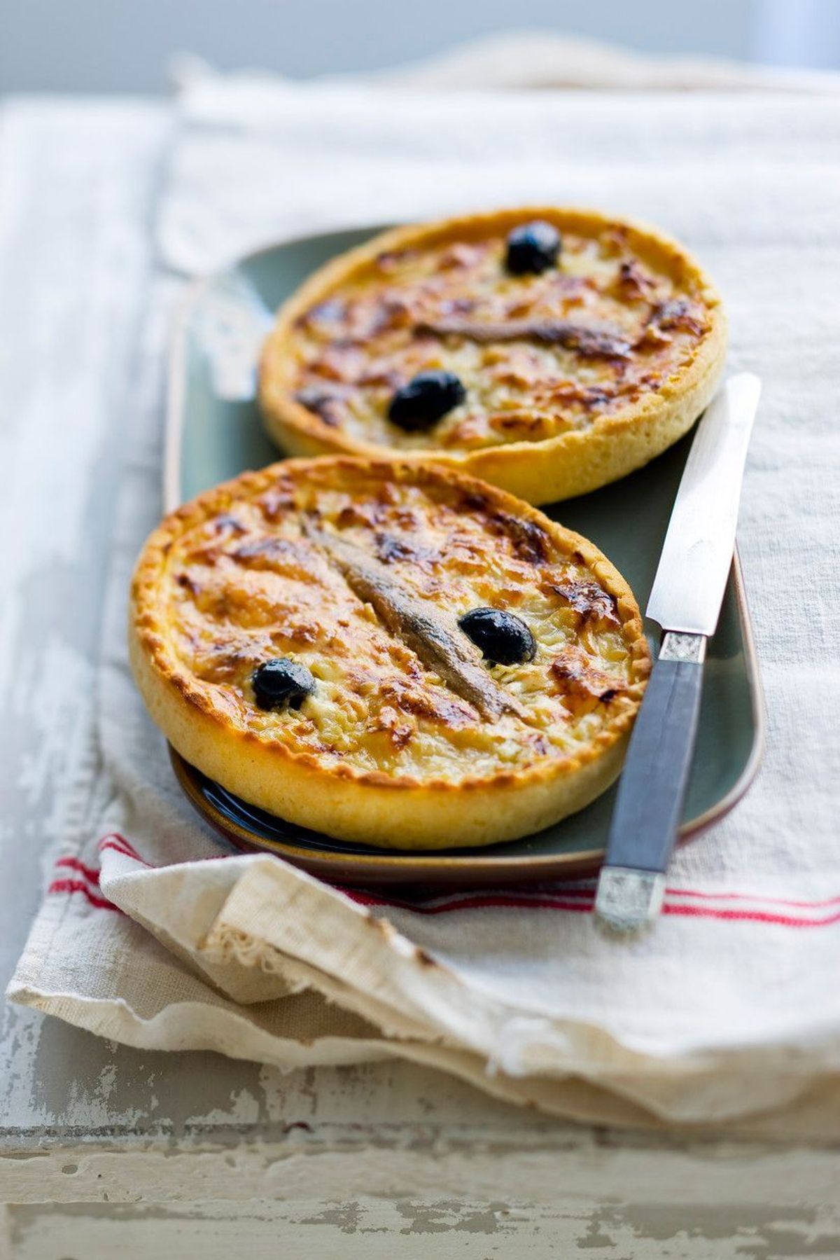 Enie backt: Rezept-Bild Zwiebel-Olivenkuchen „Pissaladiére“						