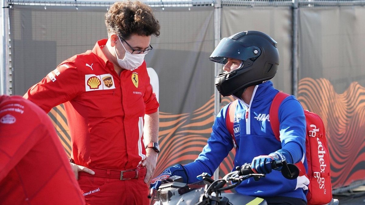Ferrari-Teamchef Binotto und Pilot Schumacher