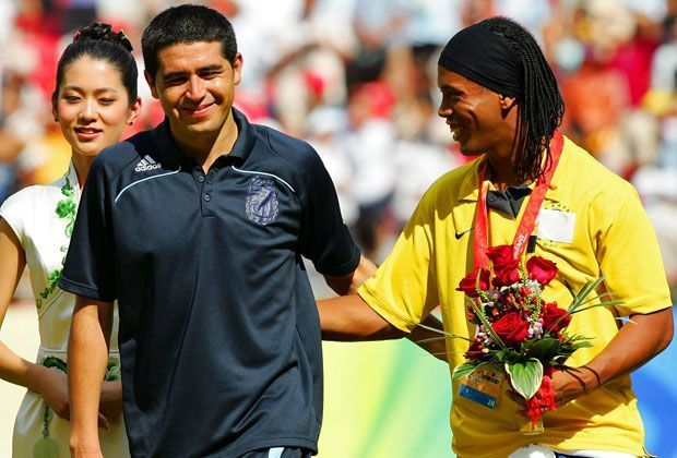
                <strong>Roman Riquelme und Ronaldinho</strong><br>
                In Peking ging sogar der große Ronaldinho (r.) an den Start, für Argentinien lief Roman Riquelme (l.) auf.
              