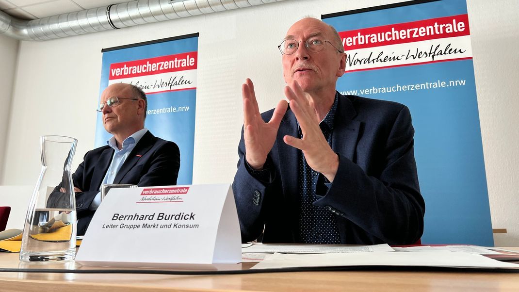 Die Vorstand der Verbraucherzentrale Nordrhein-Westfalen, Wolfgang Schuldzinski, als auch der Leiter der Gruppe Markt und Konsum, Bernhard Burdick (rechts), bemängeln zu hohe Preisunterschiede in Supermärkten.