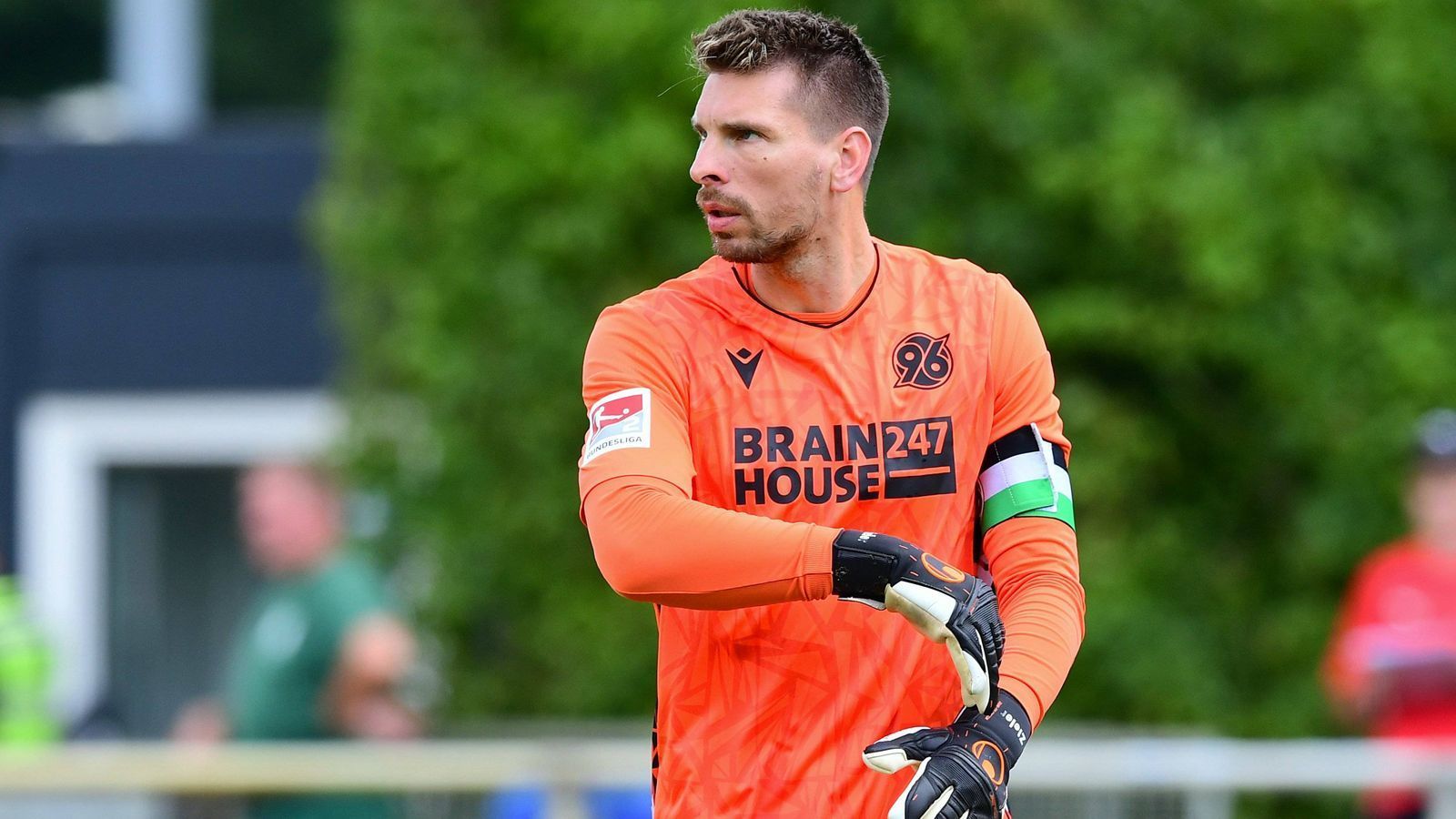 <strong>Ron-Robert Zieler (Hannover 96)</strong><br>
                Neben Halstenberg vertraut Hannovers Coach Stefan Leitl auch weiterhin auf die Dienste von Ex-Nationalspieler Ron-Robert Zieler. Der 34-Jährige wurde mit Deutschland 2014 in Brasilien Weltmeister und bringt extrem viel Erfahrung mit. Alleine in der Bundesliga brachte es der Keeper auf 254 Einsätze für 96, den VfB Stuttgart und den 1. FC Köln.&nbsp;
