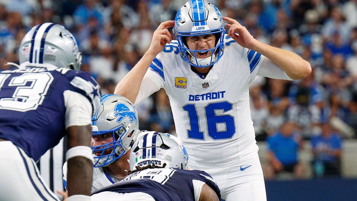 NFL, American Football Herren, USA Detroit Lions at Dallas Cowboys Oct 13, 2024; Arlington, Texas, USA; Detroit Lions quarterback Jared Goff (16) signals at the line during the second quarter again...