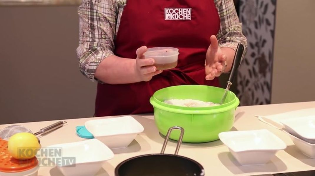 Der Anissud gibt der Osterpinze ihren charakteristischen Geschmack. Setzen Sie diesen am besten schon einige Stunden vor dem Backen an.