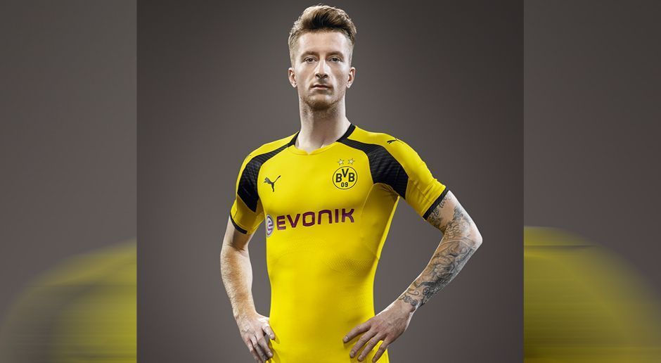 
                <strong>CL-Trikot Borussia Dortmund</strong><br>
                Rechtzeitig zur Gruppenauslosung der Champions League präsentiert Borussia Dortmund unter dem Motto "pure Emotion" das neue Jersey für die Königsklasse. Auf der großen internationalen Bühne laufen die BVB-Stars diese Saison im schlichten Schwarz-Gelb-Look auf - gelbes Trikot, gelbe Stutzen, schwarze Hose. Im Vergleich zum Bundesliga-Dress verzichten die Dortmunder auf das Streifen-Design und setzen in der Champions League auf den Klassiker. 
              