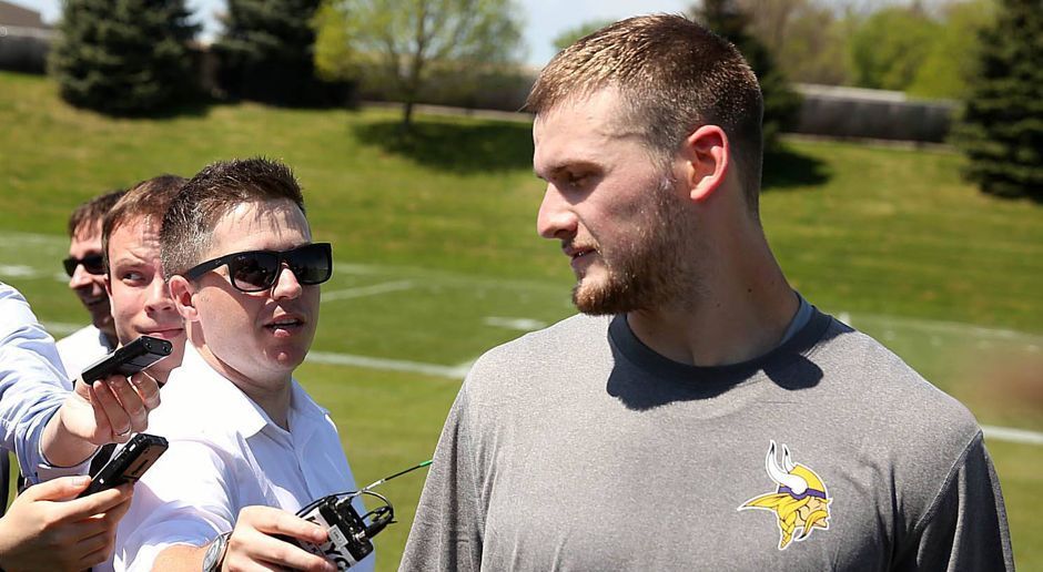 
                <strong>Moritz Böhringer (Minnesota Vikings)</strong><br>
                Vergangenes Jahr im Practice Squad, scheint MoBo auch in dieser Spielzeit einen ähnlichen Weg einzuschlagen. Die Receiver-Konkurrenz ist wohl auch in diesem Jahr zu stark für den 23-Jährigen. Neue Rookies aus dem NFL-Draft machen die Situation für Böhringer nicht leichter. Wie "scout.com" prognostiziert, ist für den Deutschen im 53-Mann-Kader kein Platz. Stefon Diggs, Adam Thielen, Laquon Treadwell, Stacy Coley, Jarius Wright und der für die ersten vier Spiele gesperrte Michael Floyd gelten als Favoriten für die sechs freien Receiver-Plätze. Für MoBo könnte aber ein Platz im Practice Squad drin sein.
              