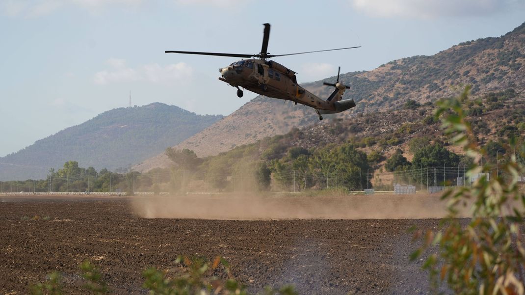 Ein israelischer Hubschrauber nahe der libanesischen Grenze.