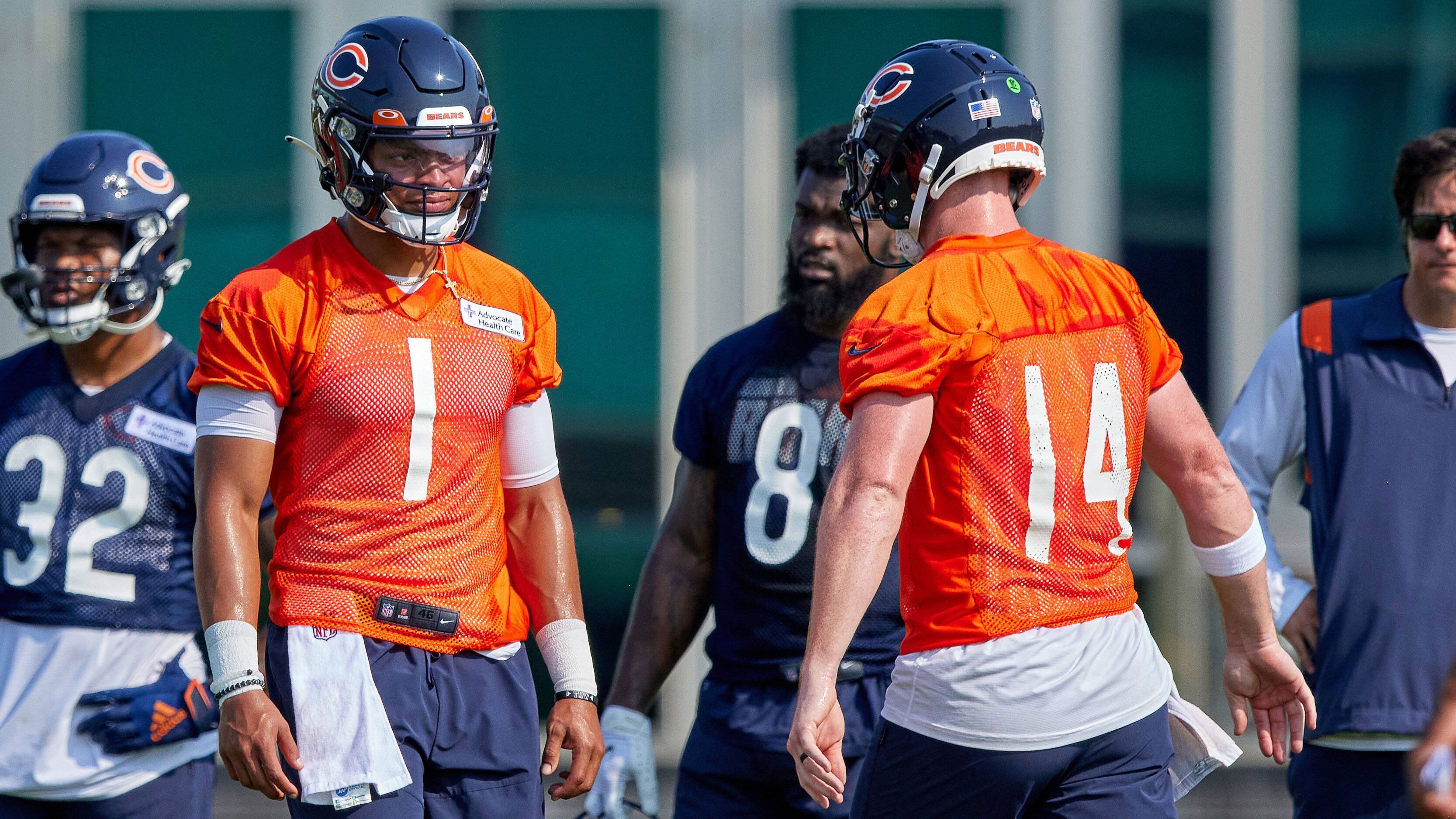 
                <strong>Justin Fields (Chicago Bears)</strong><br>
                Trotzdem konnte Fields während der Preseason Argumente sammeln, um Dalton eher früh als spät abzulösen. So soll er vor allem mit seiner Genauigkeit bei tiefen Bällen, seiner Geschwindigkeit und seinem Mindset imponiert haben. "Es ist beeindruckend zu sehen, wie er in diesem Alter schon so fokussiert ist. Er erinnert mich definitiv an Russell Wilson", verglich Tight End Jimmy Graham seinen Kollegen auf einer Pressekonferenz mit dem Seahawks-Quarterback, von dem er einst auch in Szene gesetzt wurde. Ab wann Fields diese Fähigkeiten auch in der NFL unter Beweis stellen darf, wird sich noch zeigen - zunächst muss er voraussichtlich auf der Bank Platz nehmen. 
              