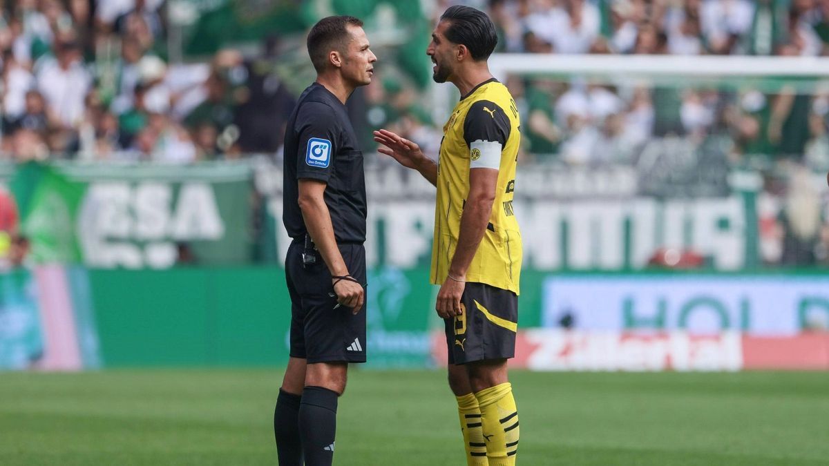 Schiedsrichter Hartmann mit BVB-Kapitän Emre Can (r.)