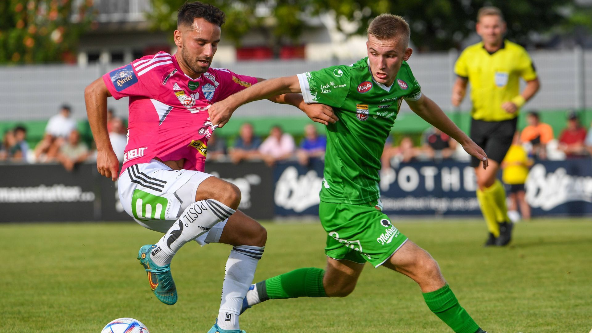 
                <strong>Torben Rhein (Austria Lustenau)</strong><br>
                In Österreich soll Torben Rhein die nächsten Entwicklungsschritte machen. Der 19-Jährige wurde vor dieser Saison an Austria Lustenau ausgeliehen. Dort hat sich der Mittelfeldspieler schon drei Mal für die Startelf empfehlen können und bekommt durch zuverlässige Einwechslungen jede Menge Spielpraxis in der ersten Liga. Bei den Bayern läuft sein Vertrag bis 2025, zu denen er bereits nach der Saison zurückkehren soll.
              