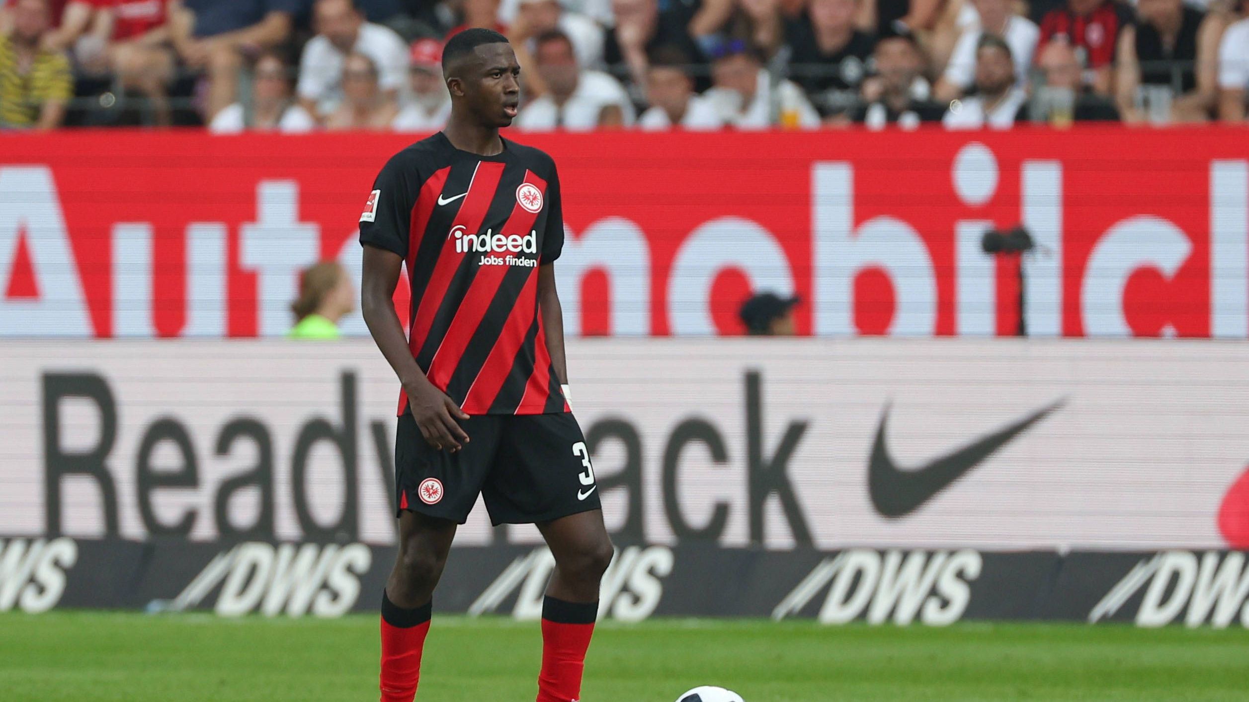 <strong>Eintracht Frankfurt</strong><br>
                • Hugo Larsson (für 9 Millionen Euro von Malmö FF)<br>• Willian Pacho (Foto/für 9 Millionen Euro von Royal Antwerpen)<br>• Junior Dina Ebimbe (für 6,5 Millionen Euro von Paris St. Germain)<br>• Ansgar Knauff (für 5 Millionen Euro von Borussia Dortmund)<br>• Omar Marmoush (ablösefrei vom VfL Wolfsburg)<br>• Philipp Max (für 1,9 Millionen Euro von der PSV Eindhoven)<br>• Davis Bautista (Ablöse nicht bekannt; von SD Aucas)<br>• Jessic Ngankam (für 4 Millionen Euro von Hertha BSC) <br>• Robin Koch (für ein Jahr auf Leihbasis von Leeds United; Gebühr: 500.000 Euro) <br>• Ellyes Skhiri (ablösefrei vom 1. FC Köln) <br>• Noel Futkeu (ablösefrei von Schwarz-Weiß Essen)<br>• Nnamdi Collins (für 1 Million Euro von Borussia Dortmund II)<br>• Kaua Santos (für 1,6 Millionen Euro von Flamengo)<br>• Sidney Raebiger (Ablöse nicht bekannt; von Greuter Fürth)<br>• Fares Chaibi (für 10 Millionen Euro von FC Toulouse)<br>• Niels Nkounkou (für 7,5 Millionen Euro von AS Saint-Etienne)