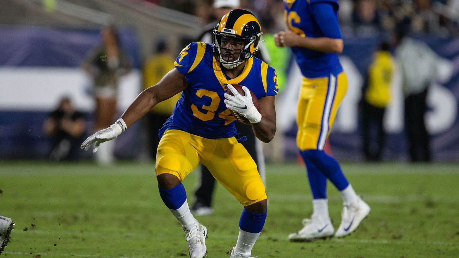 
                <strong>Malcolm Brown (Los Angeles Rams) - Running Back</strong><br>
                Der Routinier spielt seit 2015 bei den Rams und fungierte in den vergangenen Jahren als Ersatzmann hinter Star-Running-Back Todd Gurley. Zum einen ist der 27-Jährige ein typischer Backup, zum anderen haben die Rams mit Darrell Henderson und Cam Akers zwei jüngere Alternativen auf seiner Position. Von einem potenziellen Trade würden in diesem Fall beide Seiten profitieren, Brown könnte bei einer Mannschaft unterkommen die vermehrt auf ihn setzt, während die Rams ihren Salary Cap entlasten könnten.  
              