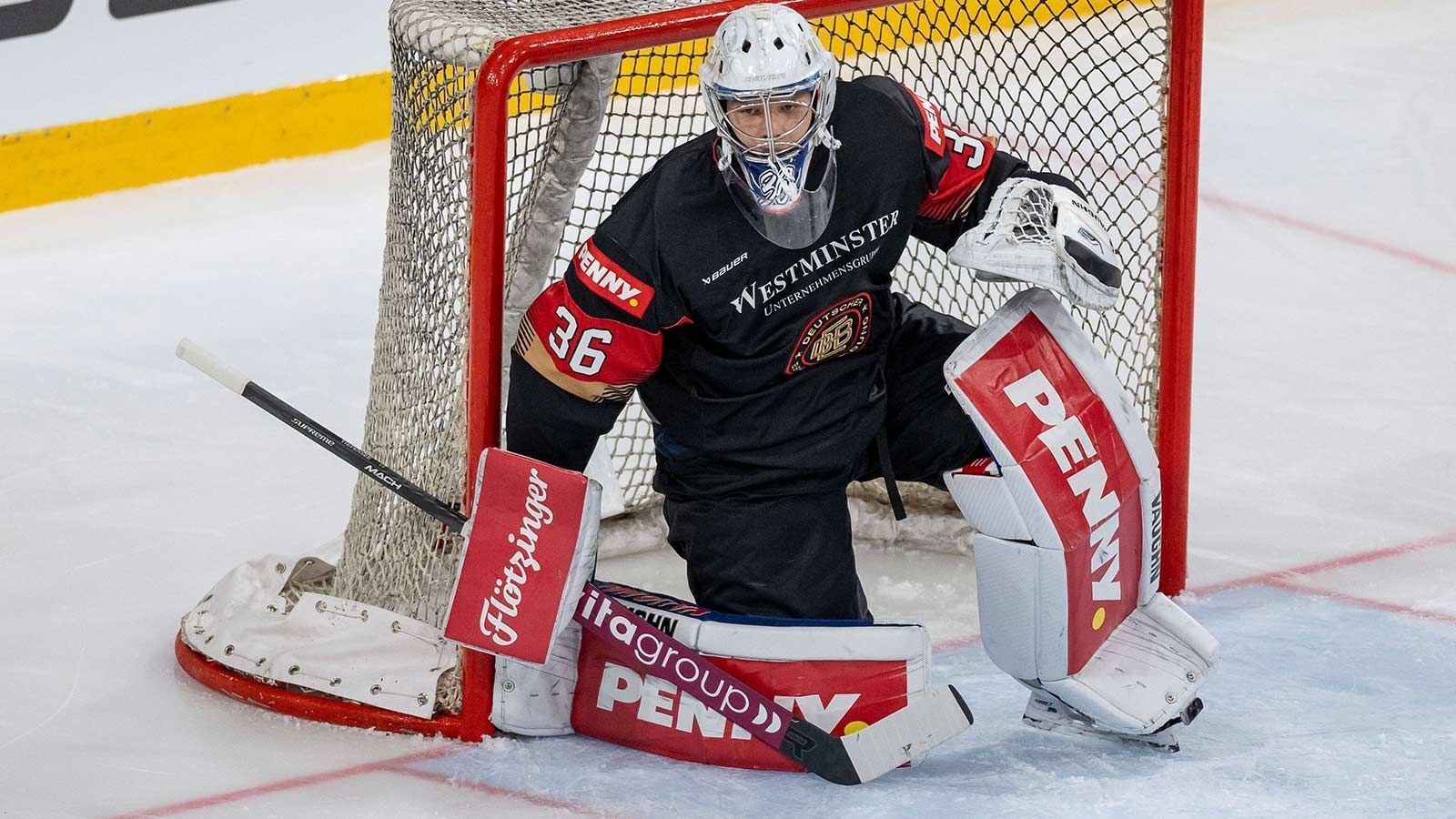 
                <strong>Arno Tiefensee (Torwart, Adler Mannheim)</strong><br>
                Arno Tiefensee landete nach einer starken Saison bei den Adlern Mannheim auf dem Draft-Radar. Der 21-jährige Torwart absolvierte 23 Spiele in der regulären DEL-Saison (91,0 Prozent Fangquote) und überzeugte in den Playoffs 2023 sogar als Starter der Adler. In zwölf Partien konnte der 1,94 Meter große Linksfänger eine Fangquote von 91,4 Prozent vorweisen. Der in Weißwasser geborene Goalie mag zwar nur Außenseiterchancen beim Draft 2023 haben, doch vielleicht konnten seine Playoff-Auftritte die Scouts aus Nordamerika überzeugen.
              