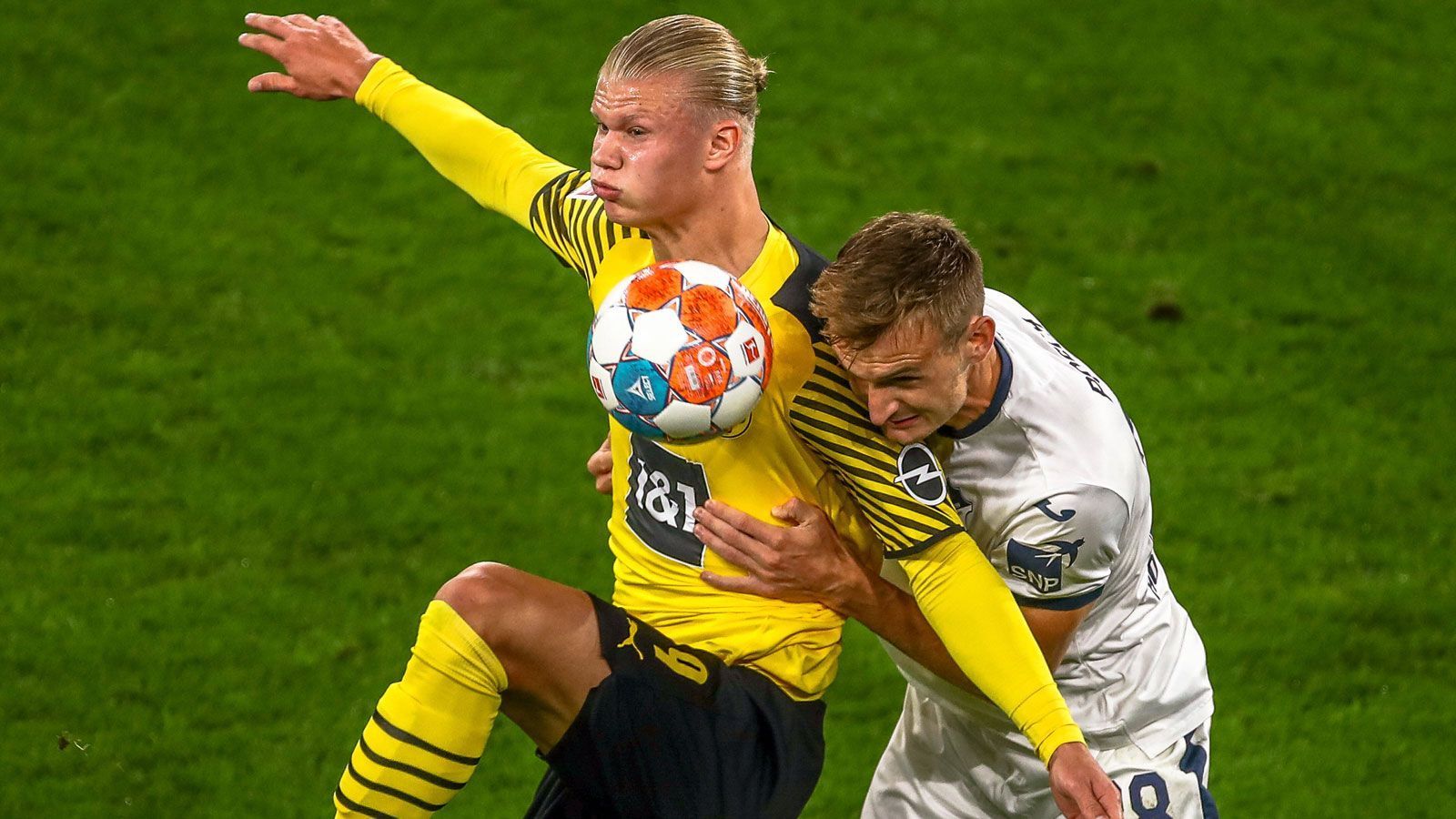 
                <strong>Das Torjägerduell bei Borussia Dortmund gegen TSG Hoffenheim</strong><br>
                Doch nach einer guten Viertelstunde wendet sich das Blatt. Damit kommt auch Haaland besser ins Spiel. Der Blondschopf lässt die Hoffenheimer Defensive leiden, allerdings fehlt es ihm an Abschlussglück.
              